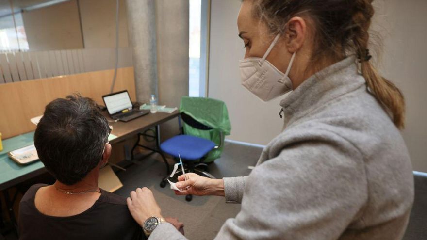 Una sanitaria pone la tercera dosis de la vacuna anti-COVID. | // B. CISCAR