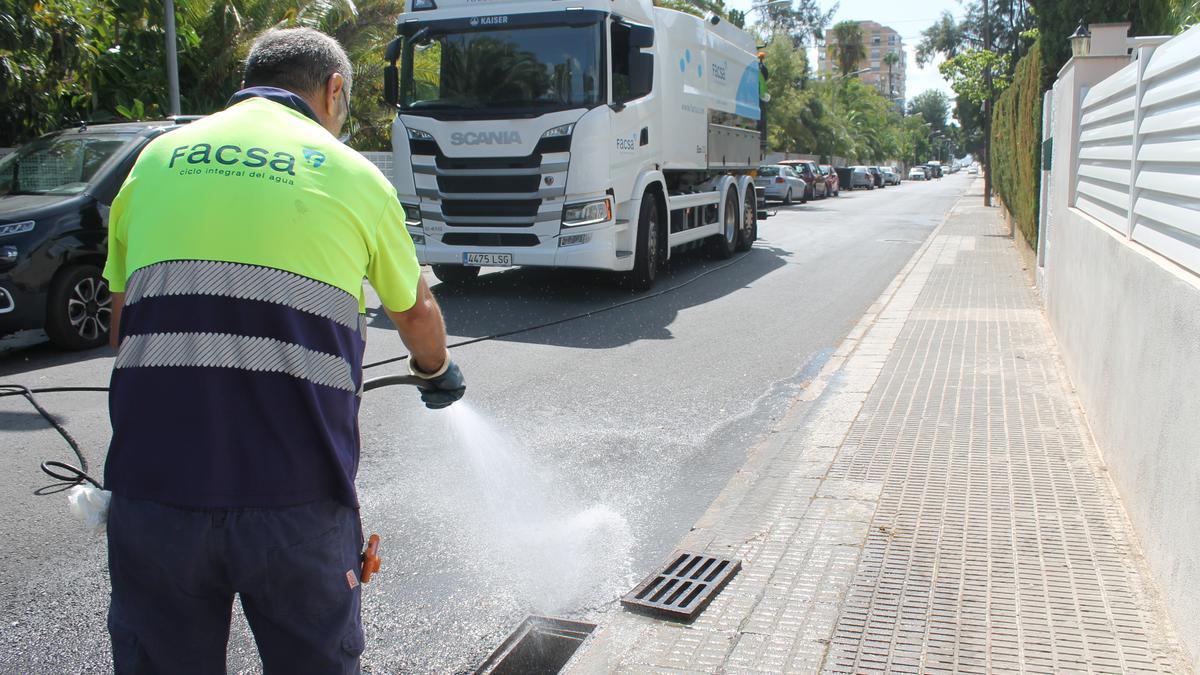 Realización de las labores de limpieza de los imbornales ante la posible llegada de la gota fría.