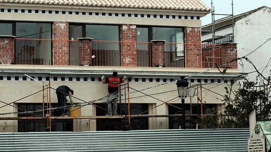 Imagen de ayer de la obra del centro social que construye la empresa San Antonio en la pedanía de Molins, adjudicada por el Ayuntamiento de Orihuela