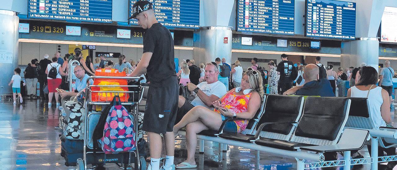 Viajeros en el aeropuerto de Gran Canaria antes de coger el vuelo de regreso a sus países tras las vacaciones.