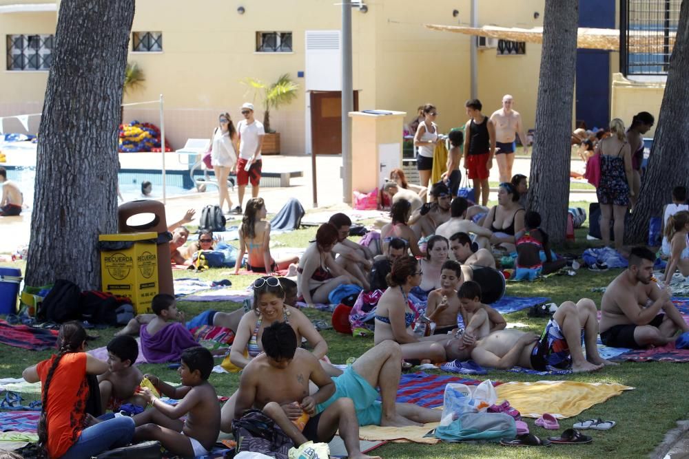 Varias personas disfrutando del buen tiempo.