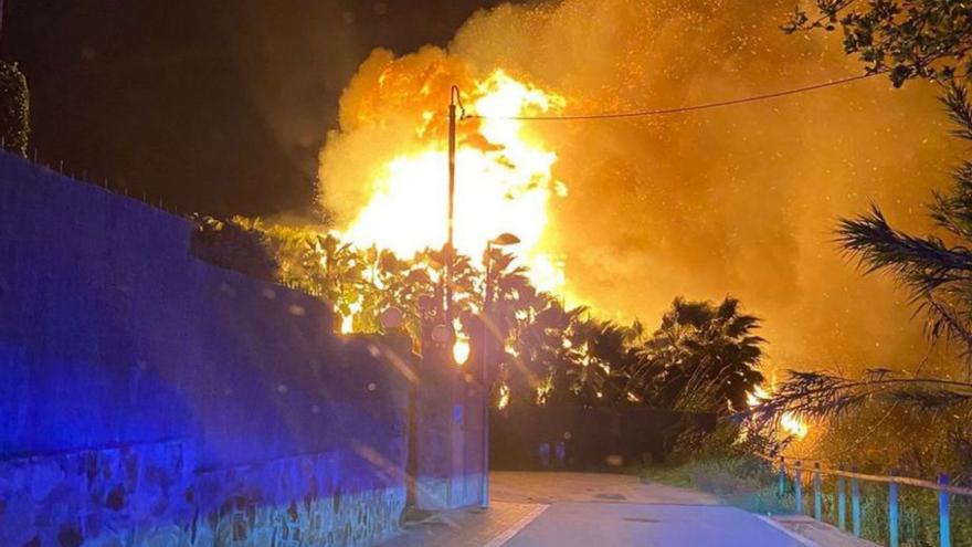 L’incendi que fa afectar un viver de palmeres. | AJUNTAMENT DE BLANES