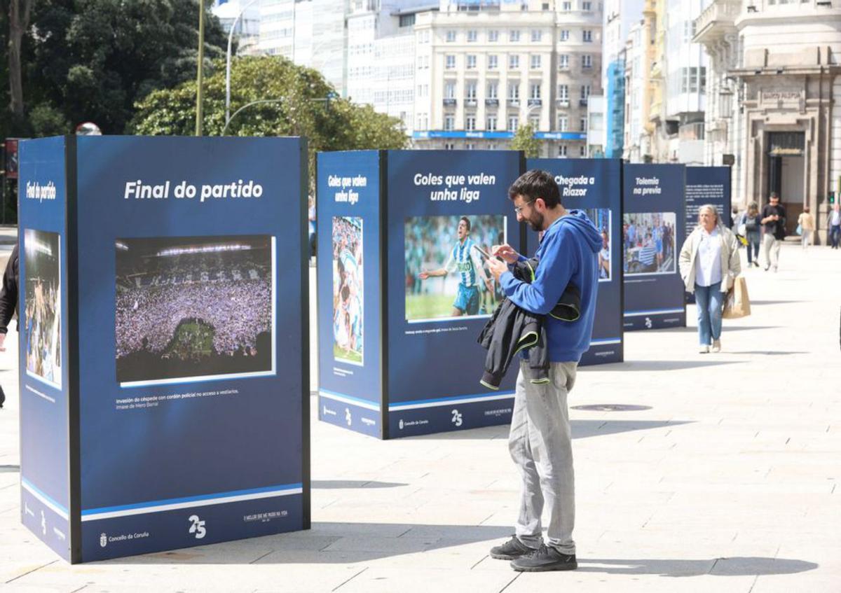 Un ciudadano se para ante la exposición. | Iago López