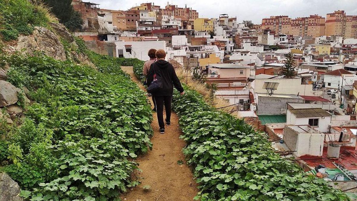 Dos vecinas cruzan el parque en obras, en una foto del año pasado