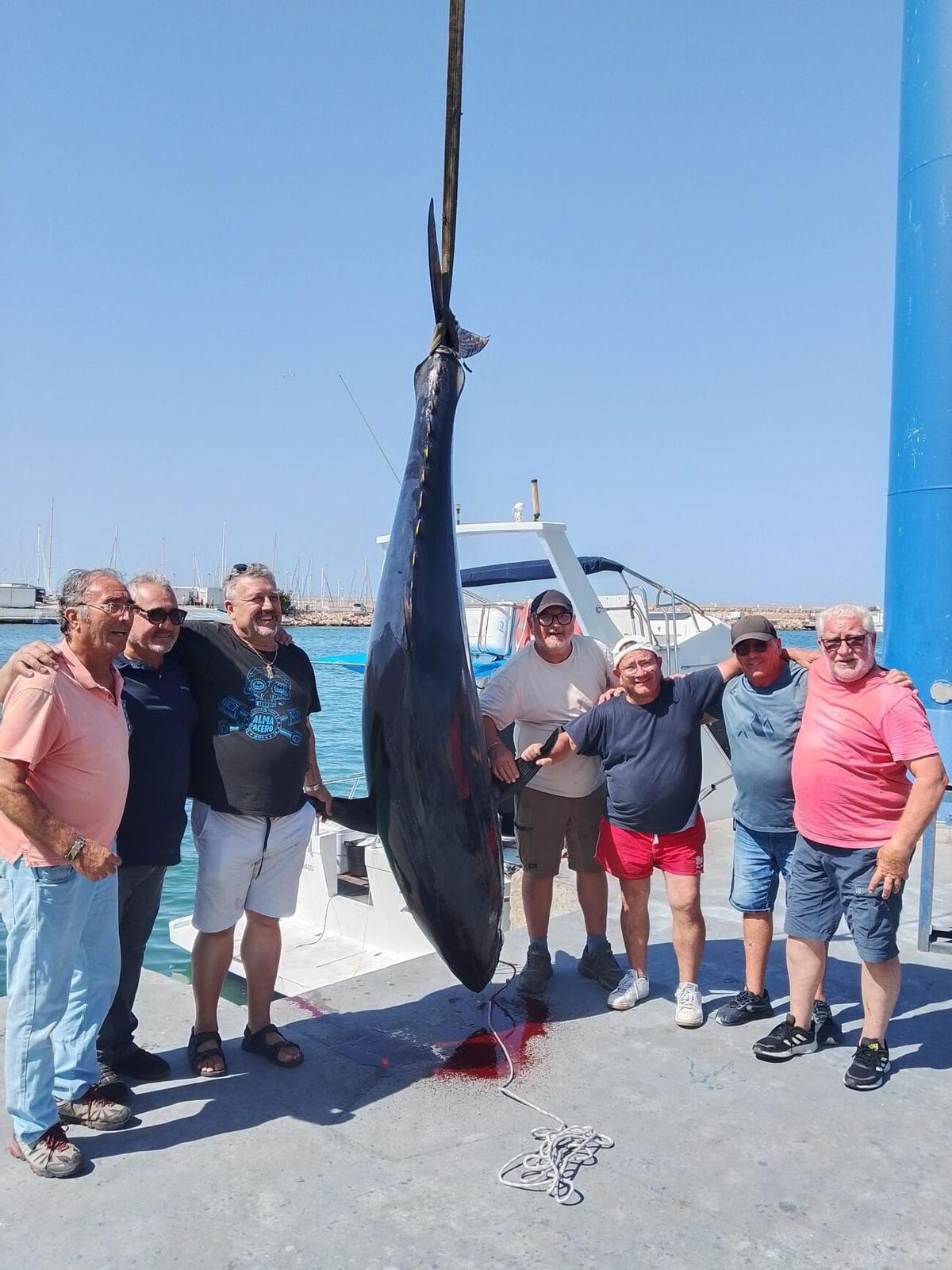La cuadrilla al completo junto al ejemplar capturado en aguas de Gandia
