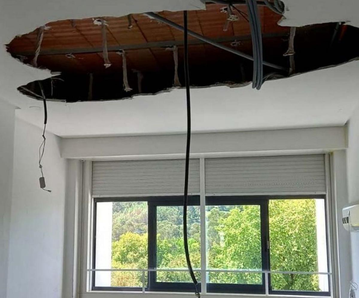 Agujero tras caer el falso techo en una habitación del hospital de Conxo.
