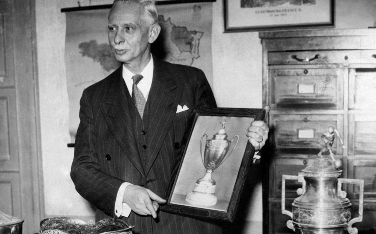 Delaunay, con una imagen de la Copa de Francia, en 1947