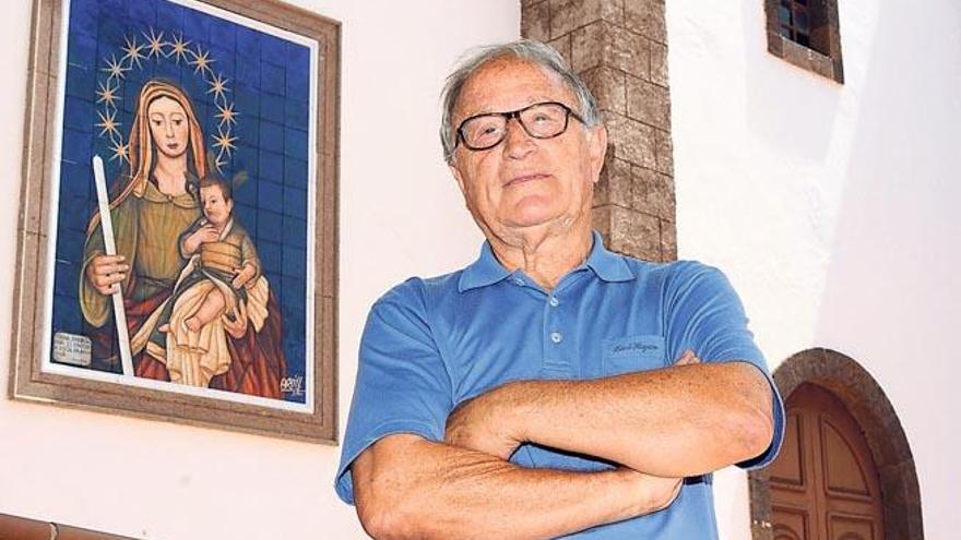 José Luis Artiles González Artill junto al mural de Nuestra Señora de la Candelaria de Ingenio.