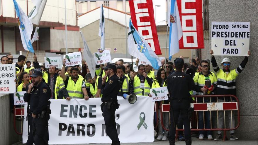 Protesta de CC OO y trabajadores de Ence ante el mitin de Pedro Sánchez en Vigo