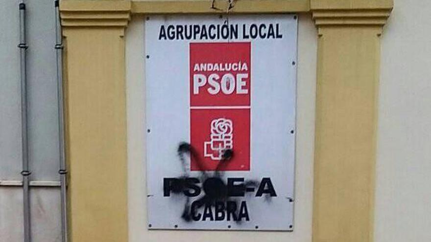 Aparecen pintadas contra la sede del PSOE de Cabra