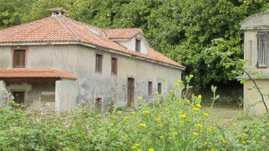 Antigua casa del guardés y hórreo ubicado a los pies del pazo de Meirás, en una parcela extramuros.