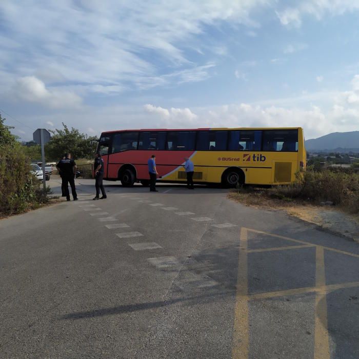 Un accidente de autobús obliga a cortar la carretera de entrada a Son Servera