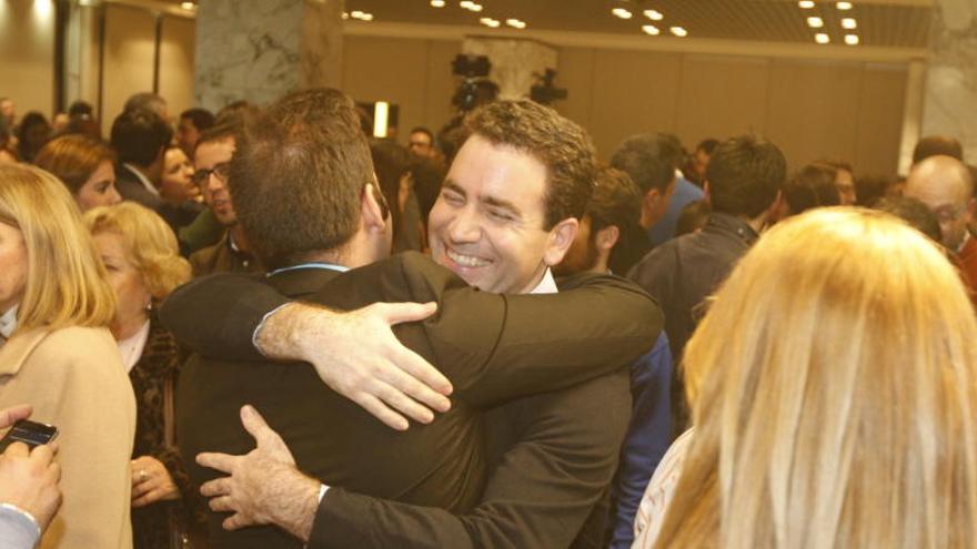Teodoro García Egea, cabeza de lista en estas elecciones y diputado electo, se abraza efusivamente con un compañero de partido.