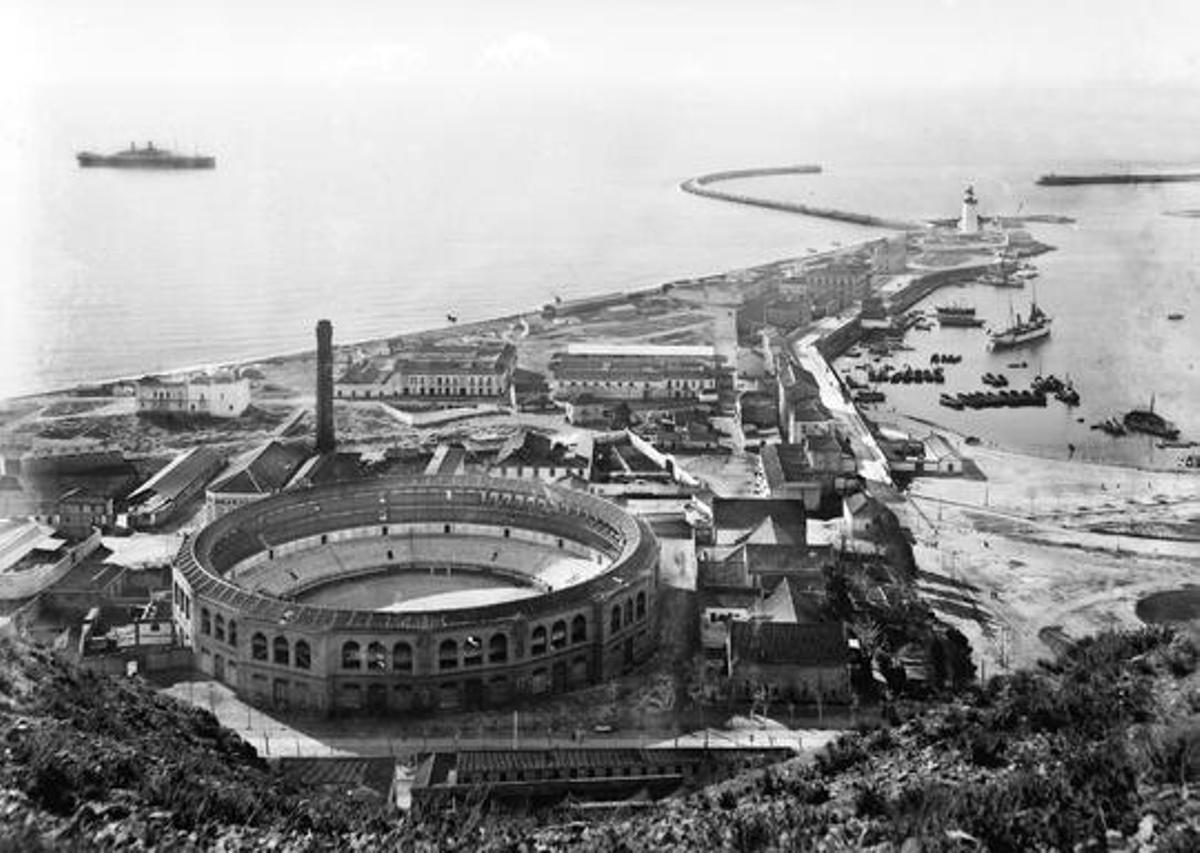La plaza de toros de La Malagueta y el barrio, captados desde Gibralfaro entre 1908 y 1910