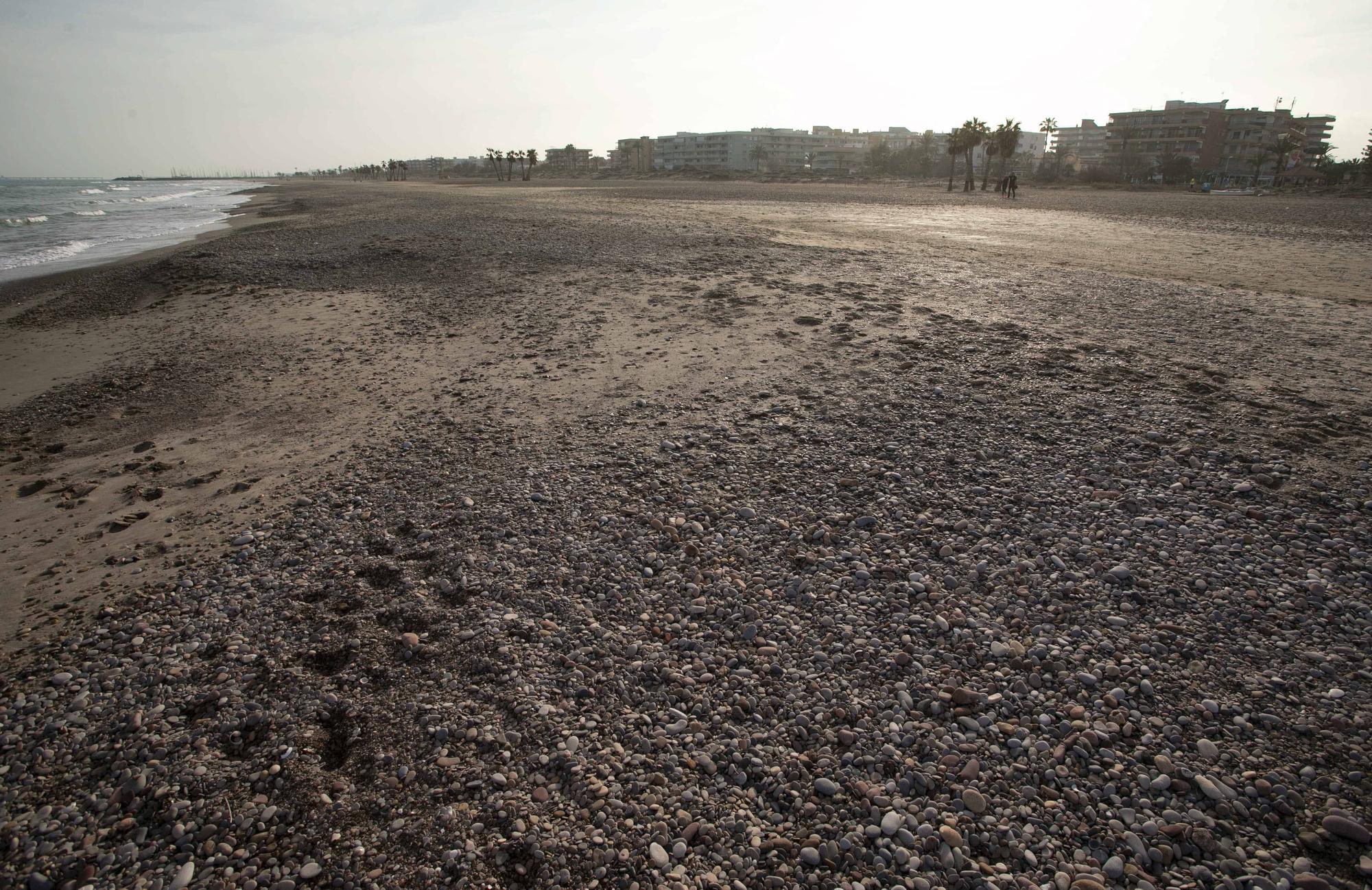 La playa de Canet d'En Berenguer con más piedras que nunca.