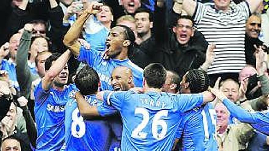 Los jugadores del Chelsea celebran la victoria ante el Wigan y el título en la Premier. / reuters