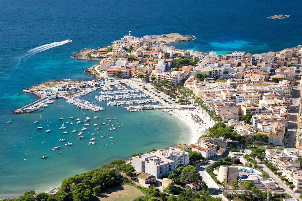 Es Port de la Colònia de Sant Jordi y playa de Es Dolç
