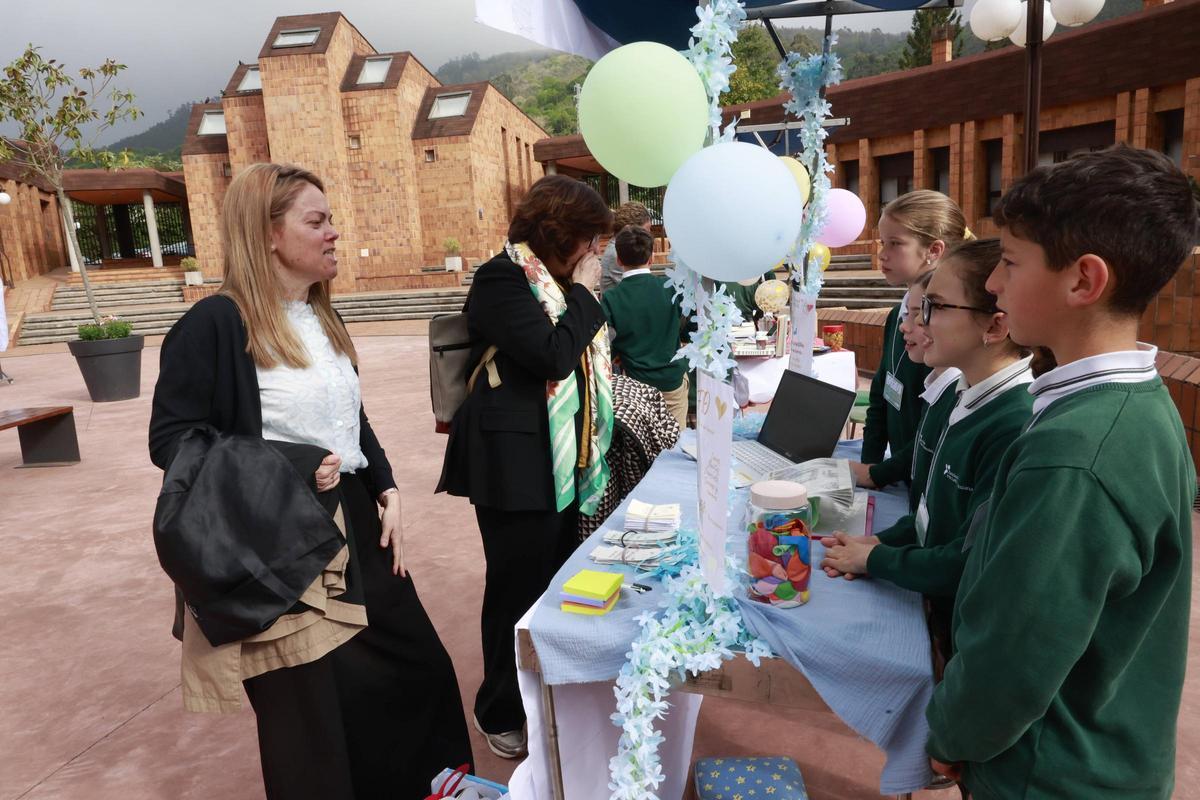 Escolares del colegio Santa Teresa de Jesús explican su proyecto durante la feria de empresas escolares.