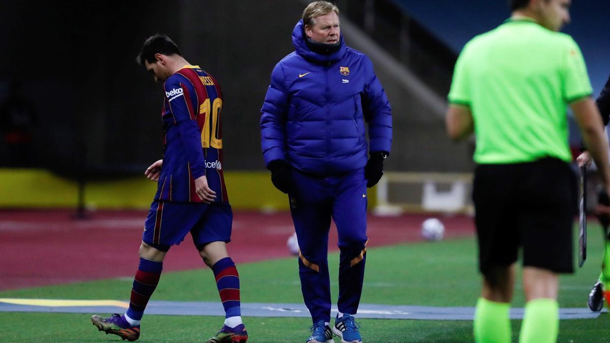 Messi pasa junto a Koeman tras ser expulsado en la final.