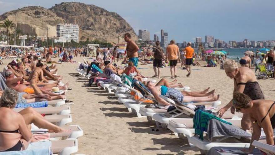 El Postiguet, repleto de bañistas en una imagen de ayer. A finales de septiembre ya no hay socorristas entre semana en las playas de Alicante pese a la gran afluencia.