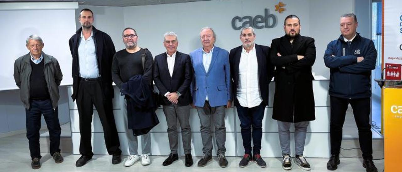 La nueva junta directiva de ACOIPAM con el gerente de la patronal CAEB.