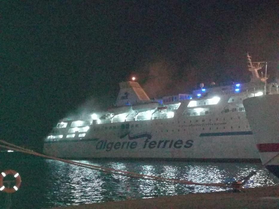 Fähre legt nach einem Brand in Port d'Alcúdia an