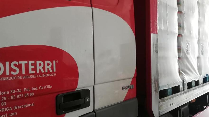 Un camió carregat amb la llet per a Creu Roja de l&#039;Anoia