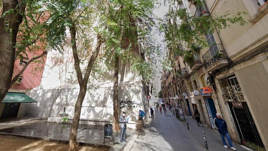 Mor una dona al caure-li a sobre una palmera al barri del Raval de Barcelona