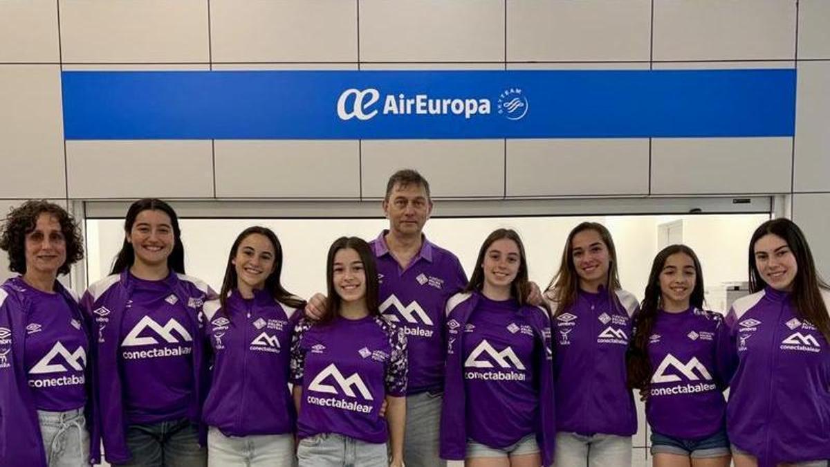 La expedición del Xelska Illes Balears, en el aeropuerto antes de viajar a Valencia
