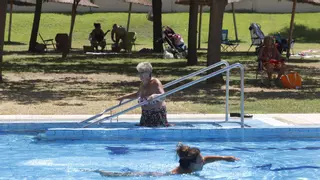 El Imdeco realizará tratamientos semanales en la piscina de la calle Marbella para evitar la presencia de chinches