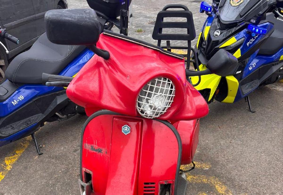 Motocicleta robada en la puerta de la comisaría de la Guardia Urbana de Badalona, encontrada posteriormente en el barrio de Sant Roc