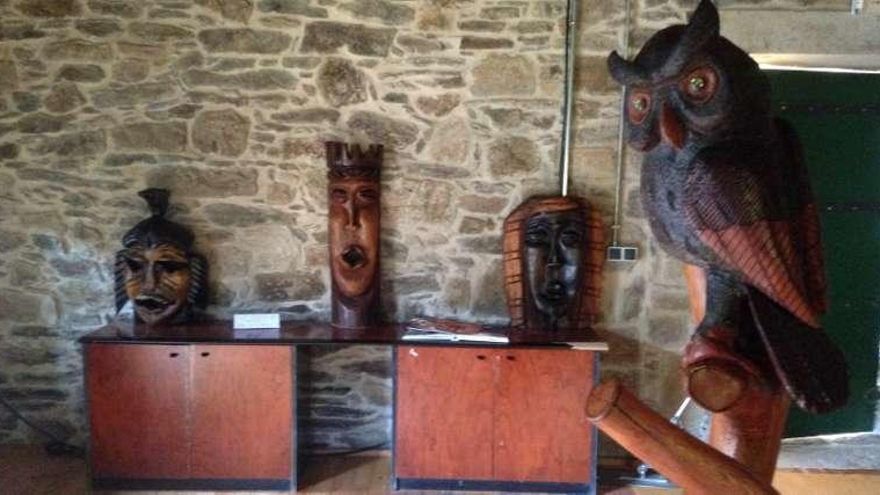 Algunas de las tallas de madera que conforman la exposición.