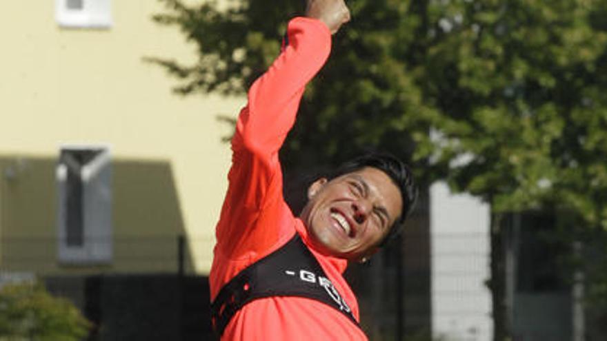 Enzo Pérez muestra su alegría en el entrenamiento matinal de ayer.