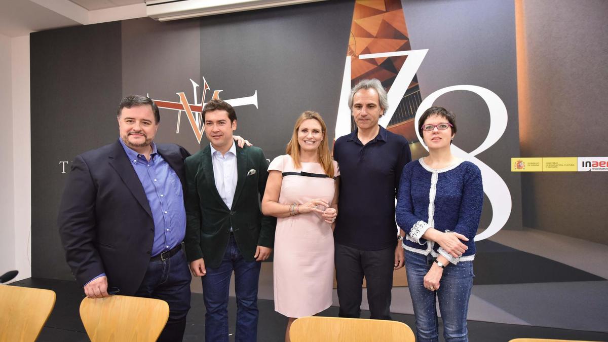 El elenco artístico de ‘Adriana Lecouvreur’ presentando las funciones en el Teatro de la Maestranza. / Jesús Barrera