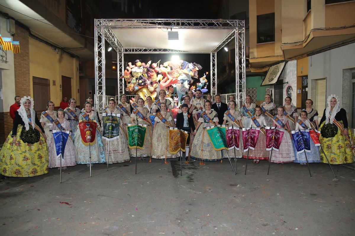 Los integrantes de Barri València posan delante de su falla infantil.