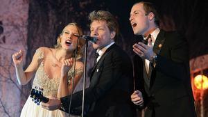 El príncep Guillem canta ’Livin’ on a Prayer’ amb Bon Jovi i Taylor Swift