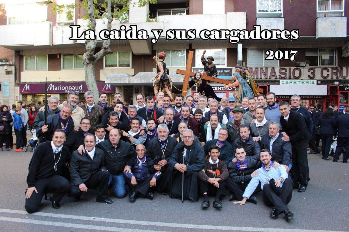 Grupo de cargadores junto a La Caída