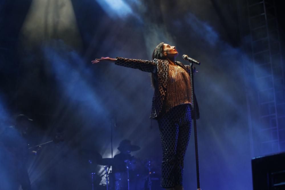 Concierto de Luz Casal en Poniente durante la Semana Grande de Gijón.