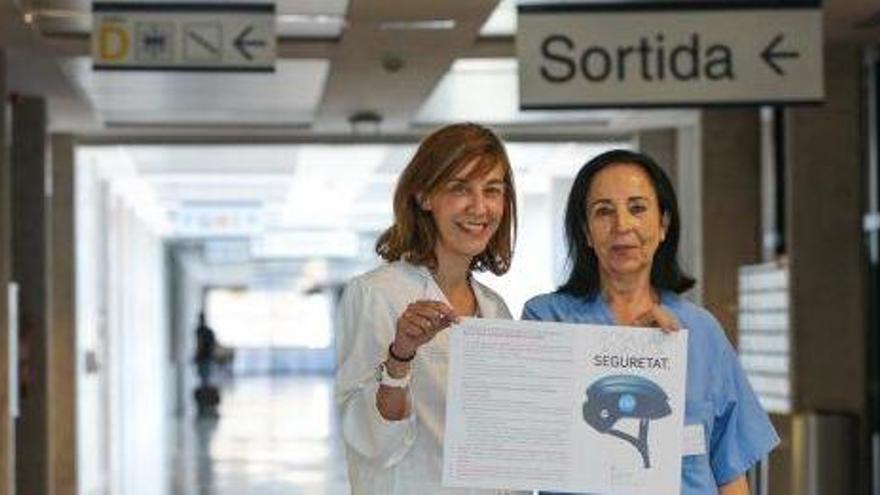 Marga Prats y Paz Merino, en el hospital Can Misses, con el cartel informativo de la campaña.