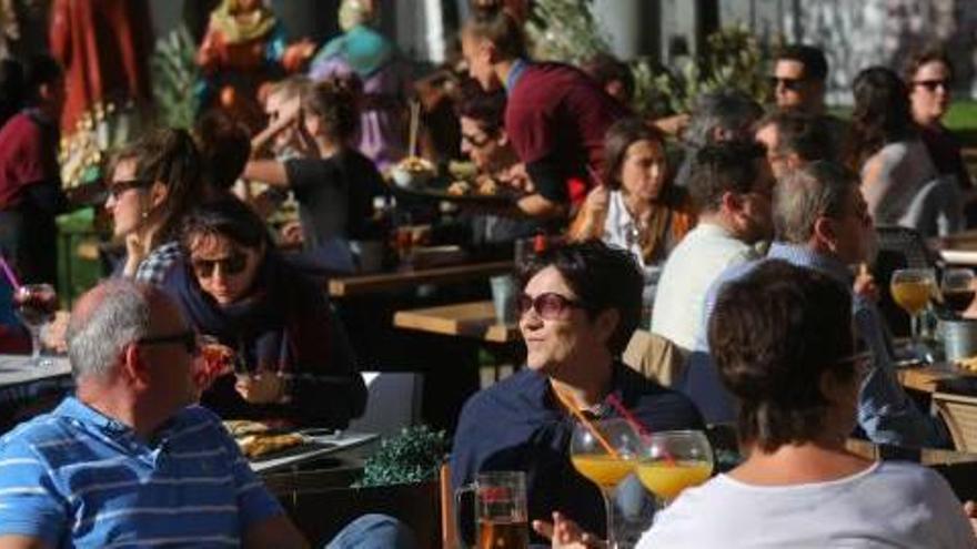 Turistas en manga corta han atestado estos días las terrazas de València.