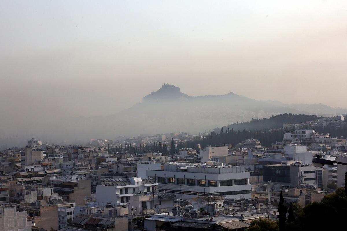 Panorámica de la nube de humo y cenizas que cubre toda Atenas.