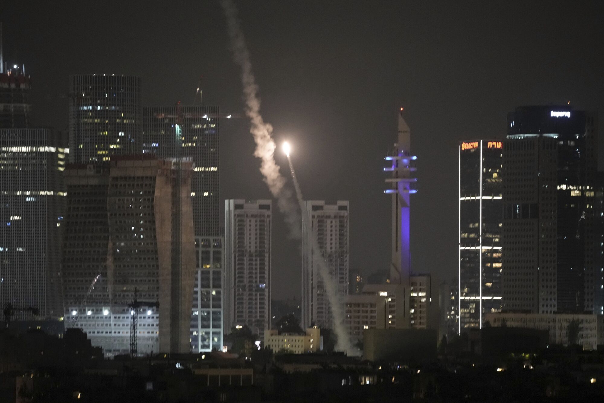 Israeli air defense system fires to intercept missiles over Tel Aviv, Israel, early Sunday, June 15, 2025. (AP Photo/Leo Correa) Associated Press / LaPresse Only italy and spain. EDITORIAL USE ONLY/ONLY ITALY AND SPAIN