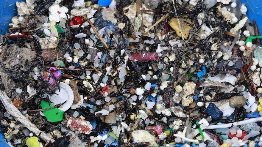 Alerta en la playa de Canido: localizan una bolsa de pélets rota en la arena