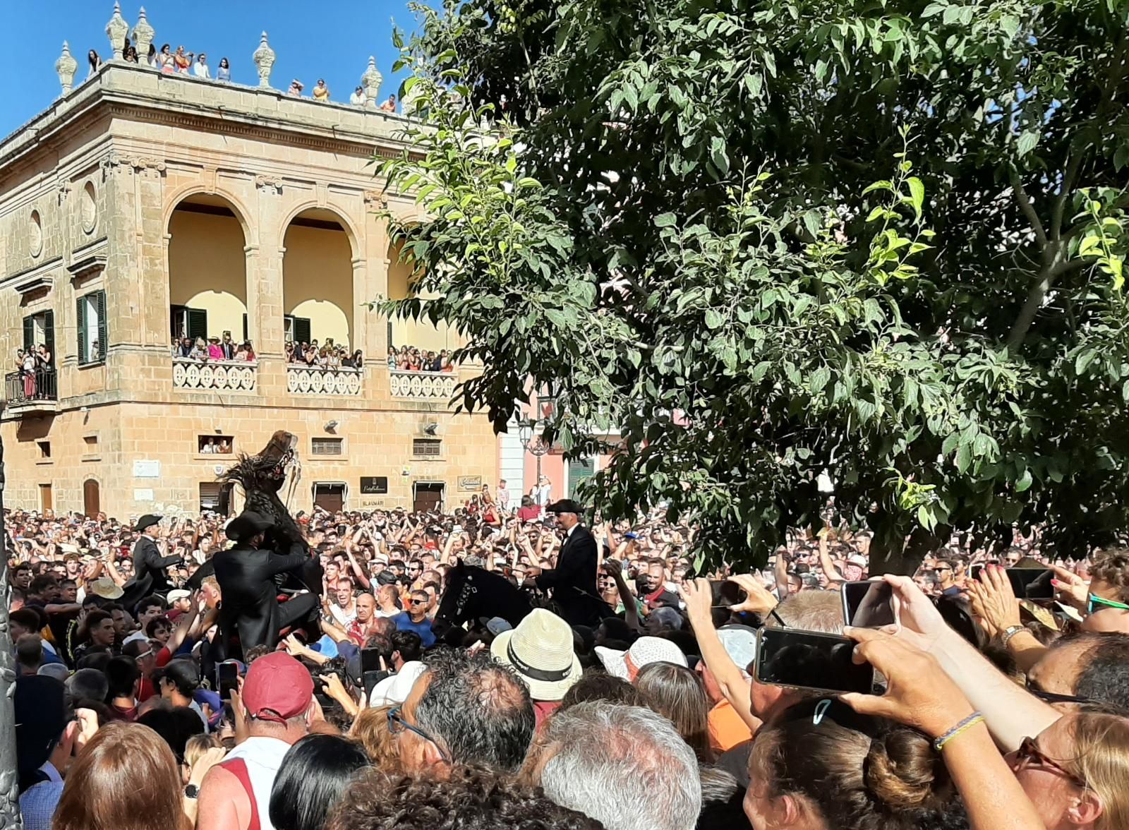 Las fotos de primer toc de flabiol en Ciutadella al que han asistido miles de mallorquines