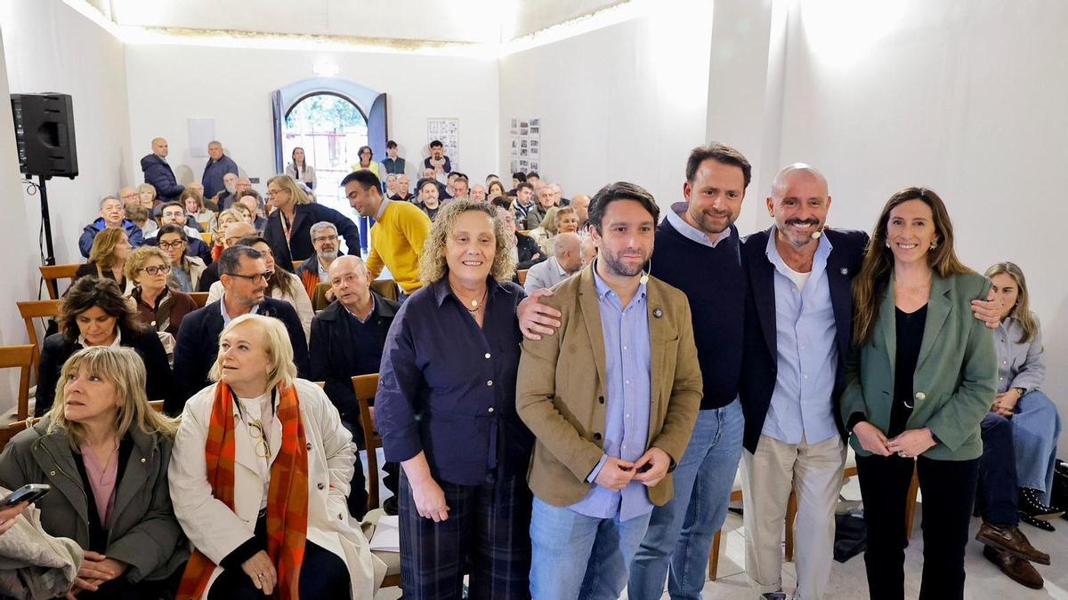 Beatriz Llaneza, Andrés Ruiz, Álvaro Queipo, Jaime de los Santos y Ángela Pumariega, en la capilla de San Esteban del Mar.
