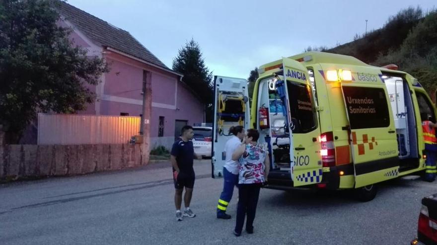 La ambulancia atiende a la herida en Vilar de Infesta. // A. Pinacho