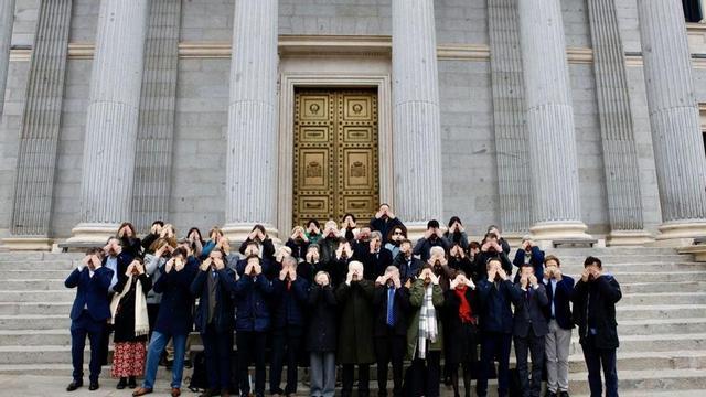 Miembros de la Asociación Mácula Retina, ayer, delante del Congreso de los Diputados