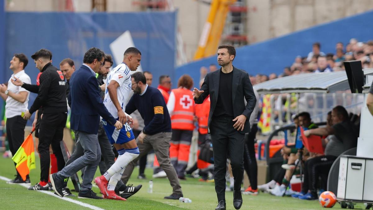 Kervin Arriaga, junto a Gabi, se retira sin poder apoyar la pierna derecha en la segunda parte.