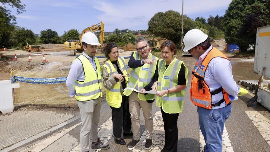 Por la izquierda, Joaquín Pertierra, Marta Martínez, Gilberto Villoria, Carmen Moriyón y Jorge Vidal, a la entrada del recinto de la obra de urbanización de La Pecuaria. | MARCOS LEÓN