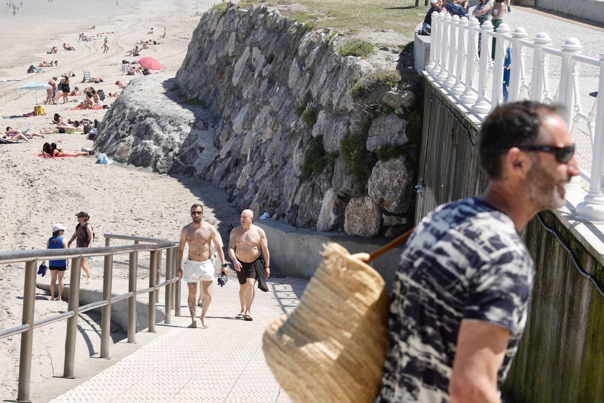 Bañistas en Salinas.
